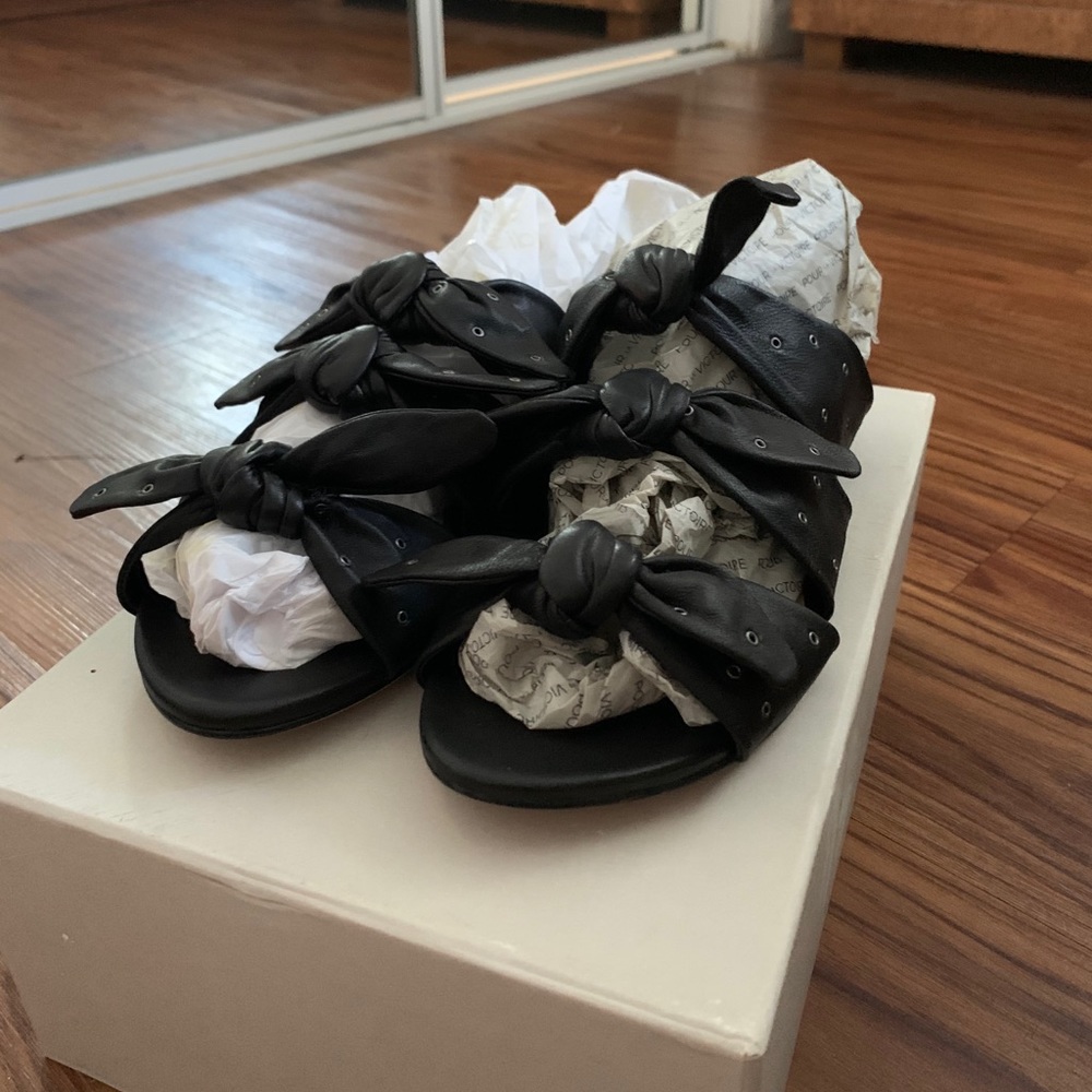 POUR la VICTOIRE flats